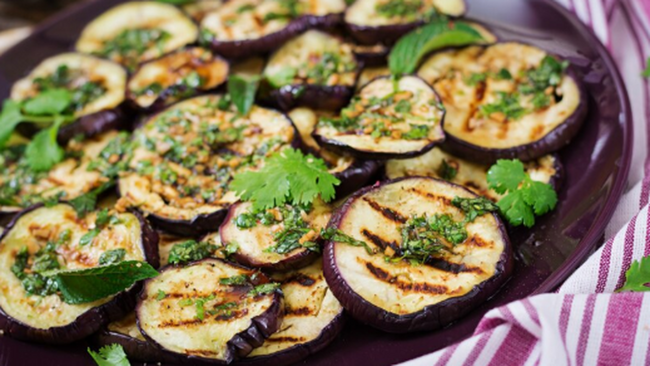 Баклажаны обжариваются без муки — с новой панировкой они в 100 раз вкуснее: корочка хрустит, вкус — огонь Баклажаны обжариваются без муки — с новой панир...