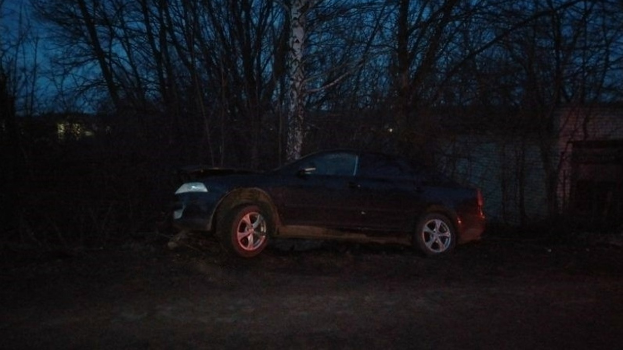 Автомобиль Skoda столкнулся с препятствием