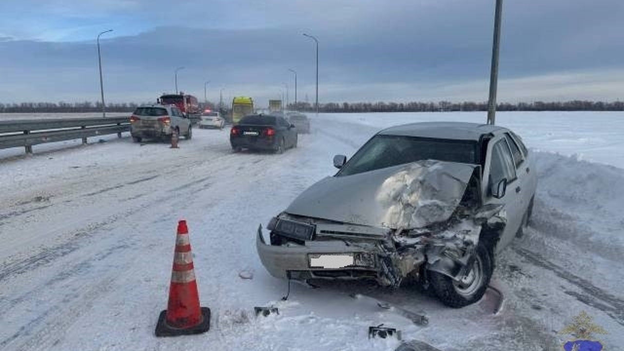 Столкнулись ВАЗ-21121, Kia и Renault