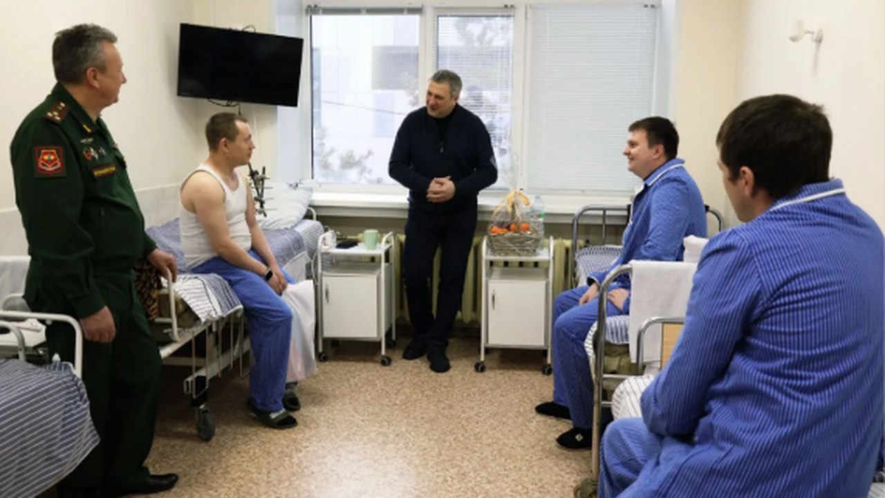 Глава Самары посетил военный госпиталь в област...