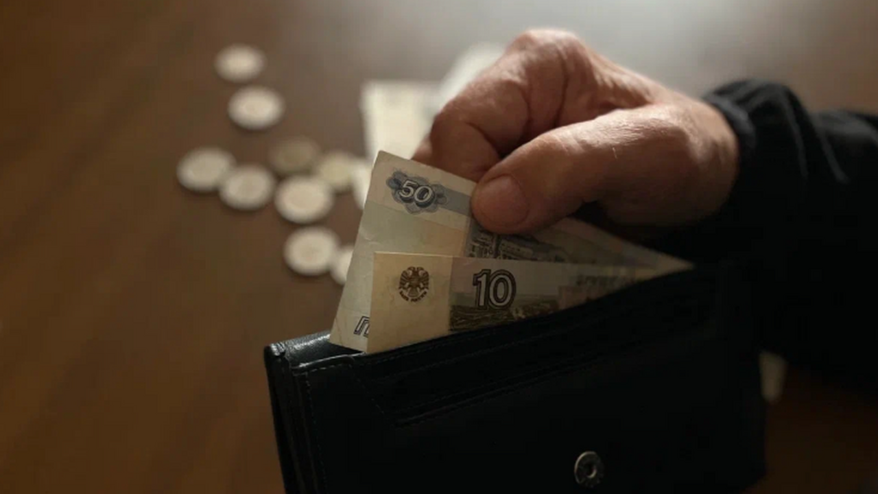 До 5 тысяч сверху: кому пересчитают пенсию С ма...