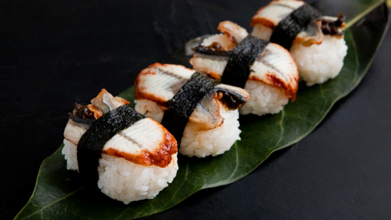 Покупные роллы теперь не едим: научилась готовить вкуснейшие шапочки для филадельфии — все в восторге Сливочный сыр — базовый ингредиент для роллов, ...