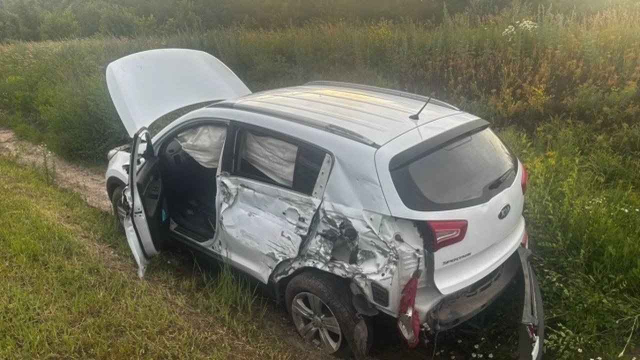 В Сызранском районе Kia после выезда на встречку врезалась в фуры В результате аварии водитель Kia получил травмы