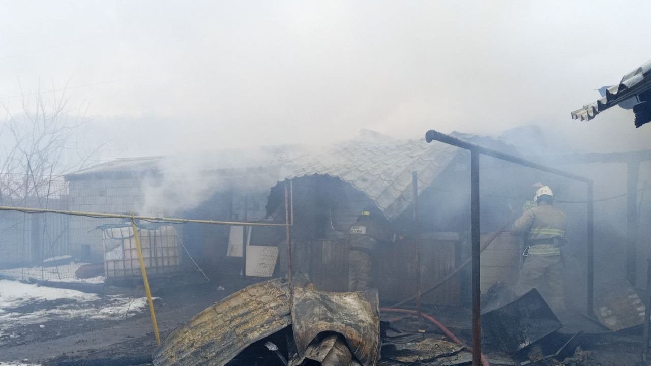 Загорелся частный дом на площади 200 кв. м