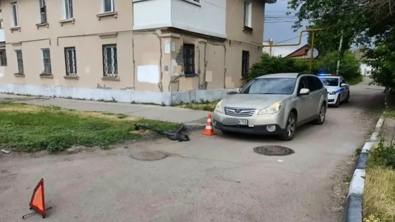В Новокуйбышевске 12-летний самокатчик попал в ДТП с Subaru В результате дорожного инцидента подросток полу...