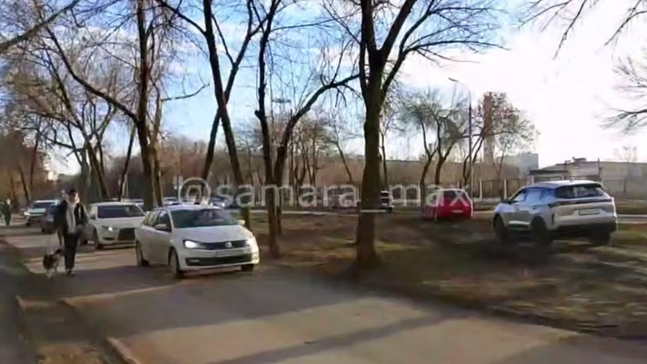 Ремонт водопровода на улице Советской Армии в Самаре вызвал объезды по тротуарам Нарушающих ПДД водителей очевидцы сняли на видео