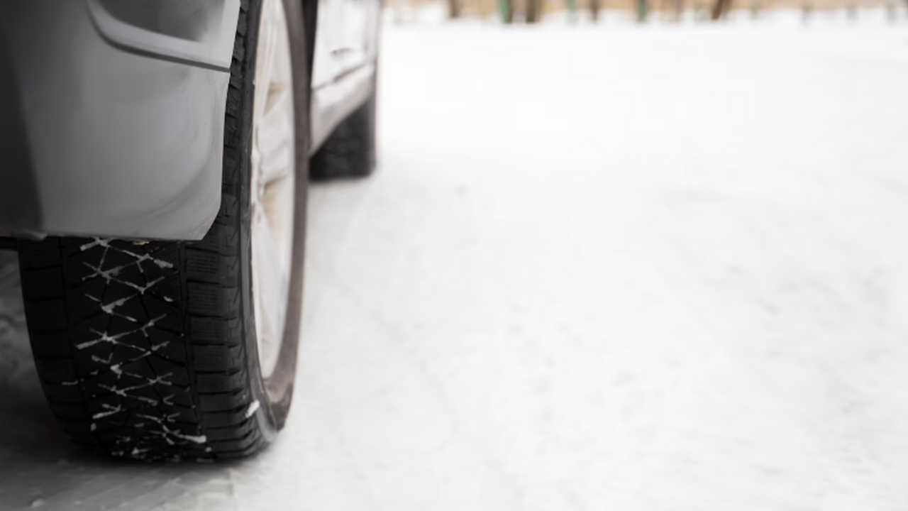 Предупреждение водителям: за изношенный зимний протектор выпишут штраф Водителей могут оштрафовать за эксплуатацию авт...