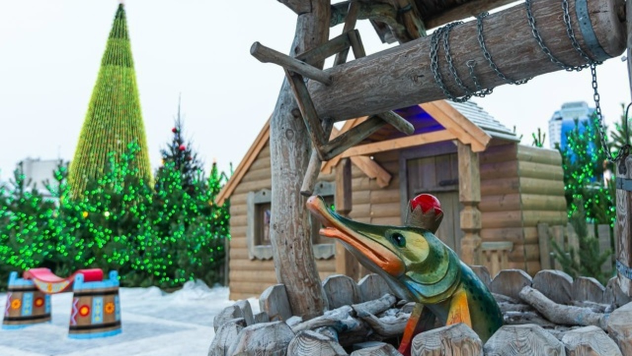 Высота главной елки составит 25 м, монтаж уже н...