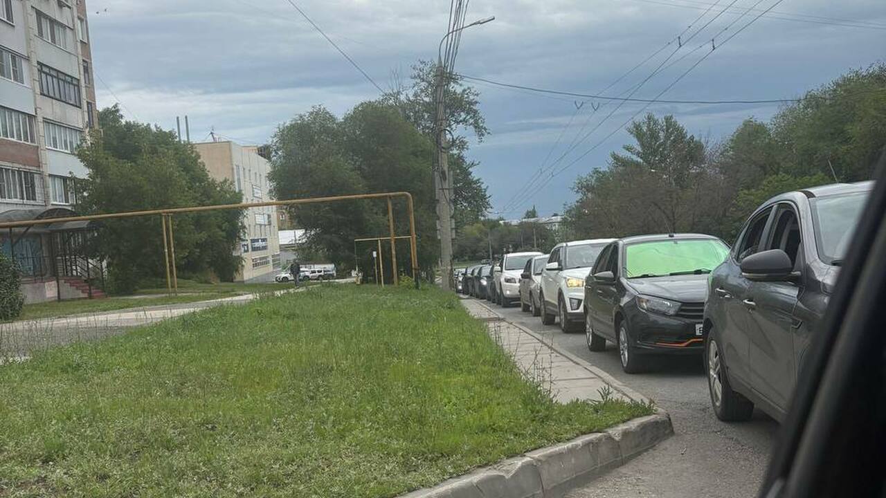На АЗС на улице Ново-Вокзальной в Самаре заметили очередь из машин Причины появления очереди на конкретной АЗС офи...