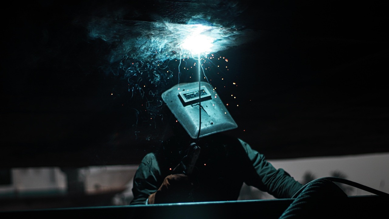 Сварщики вышли в лидеры по зарплатам в Самарской области зимой 2026 года Размер оплаты зависит от квалификации и условий...