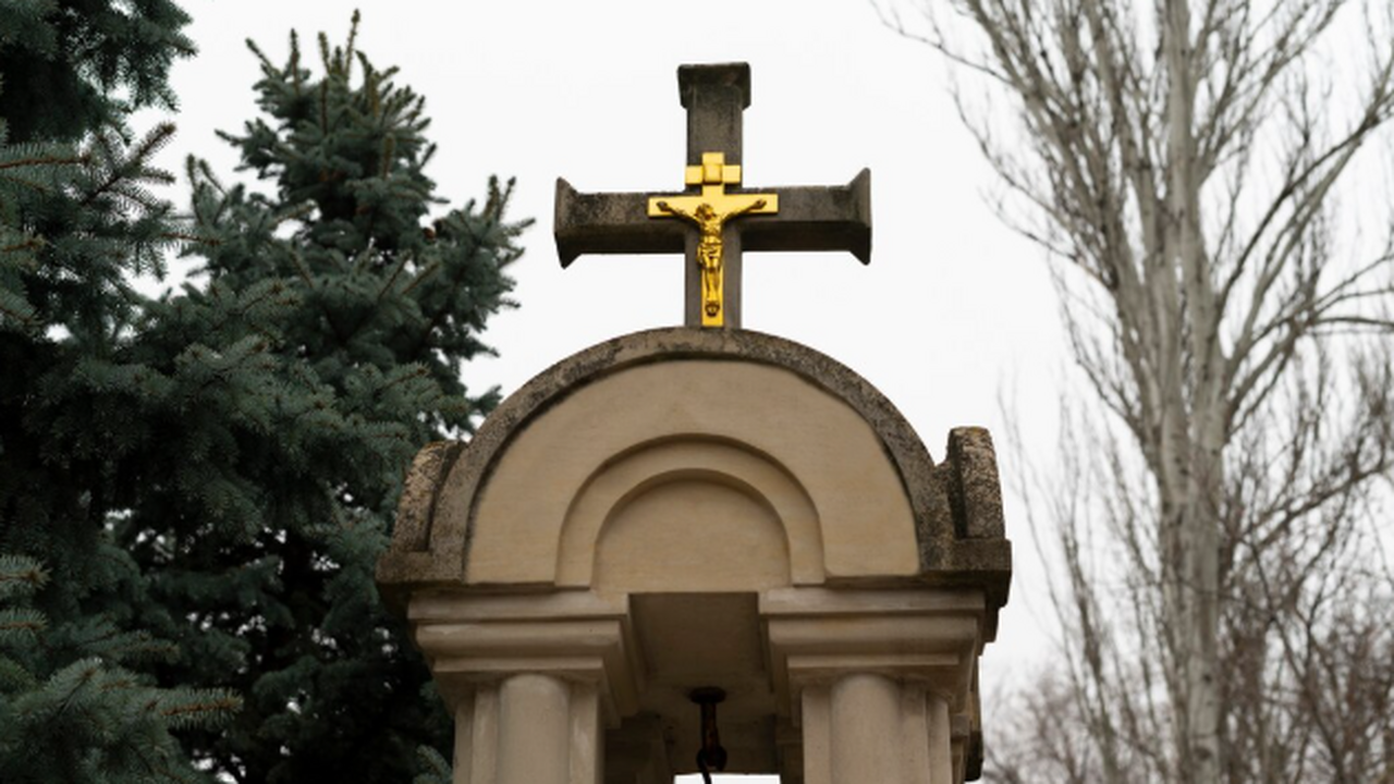 Как оформить могилу по православным канонам: советы священников Священнослужители объяснили, как правильно ухаж...