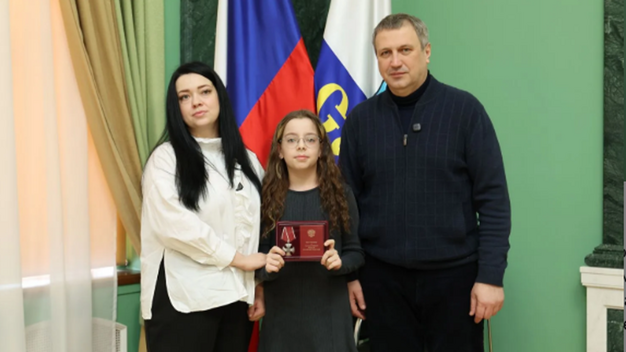 Самара простилась с героем: семье рядового Калистратова передали Орден Мужества Награду передал глава Самары Иван Носков