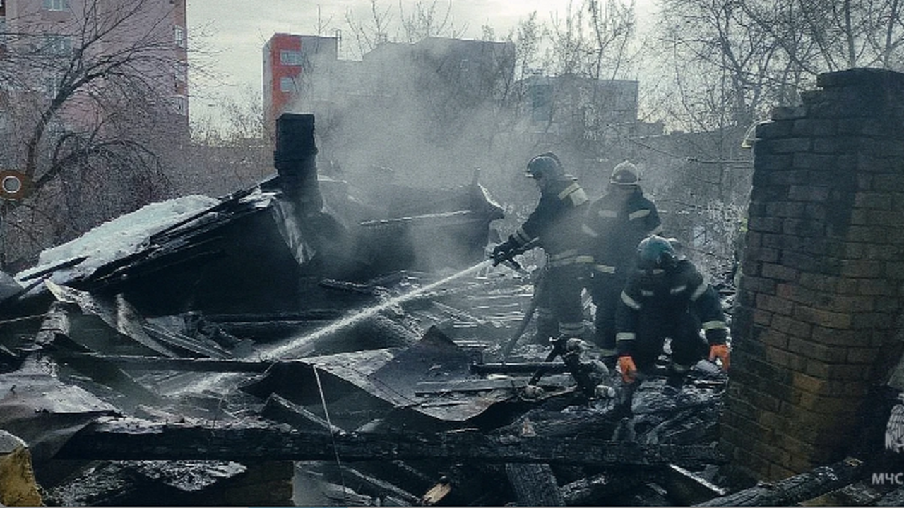 В Самаре пожар в заброшенном здании на улице Буянова локализован без жертв В ликвидации пожара участвовало 50 огнеборцев