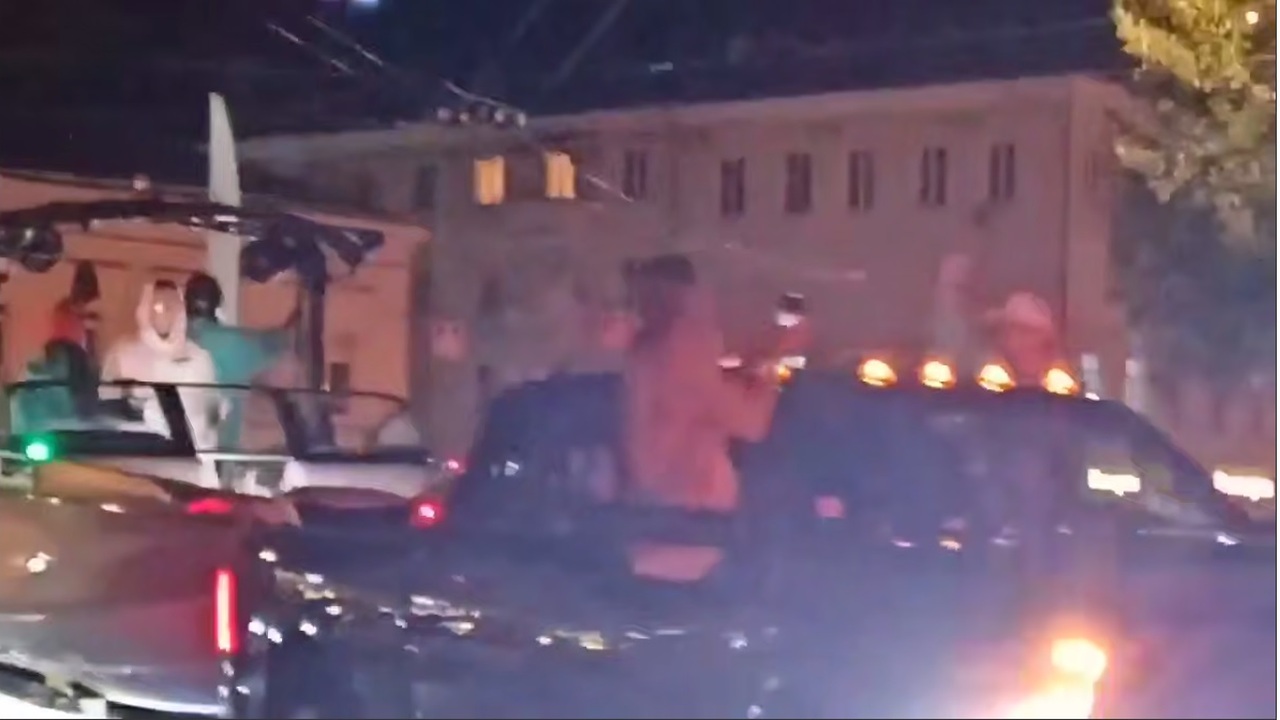 Устроили из катера дискотеку: в Самаре полиция заинтересовалась танцами в катере на прицепе По улице Куйбышева ехал внедорожник, на прицепе...