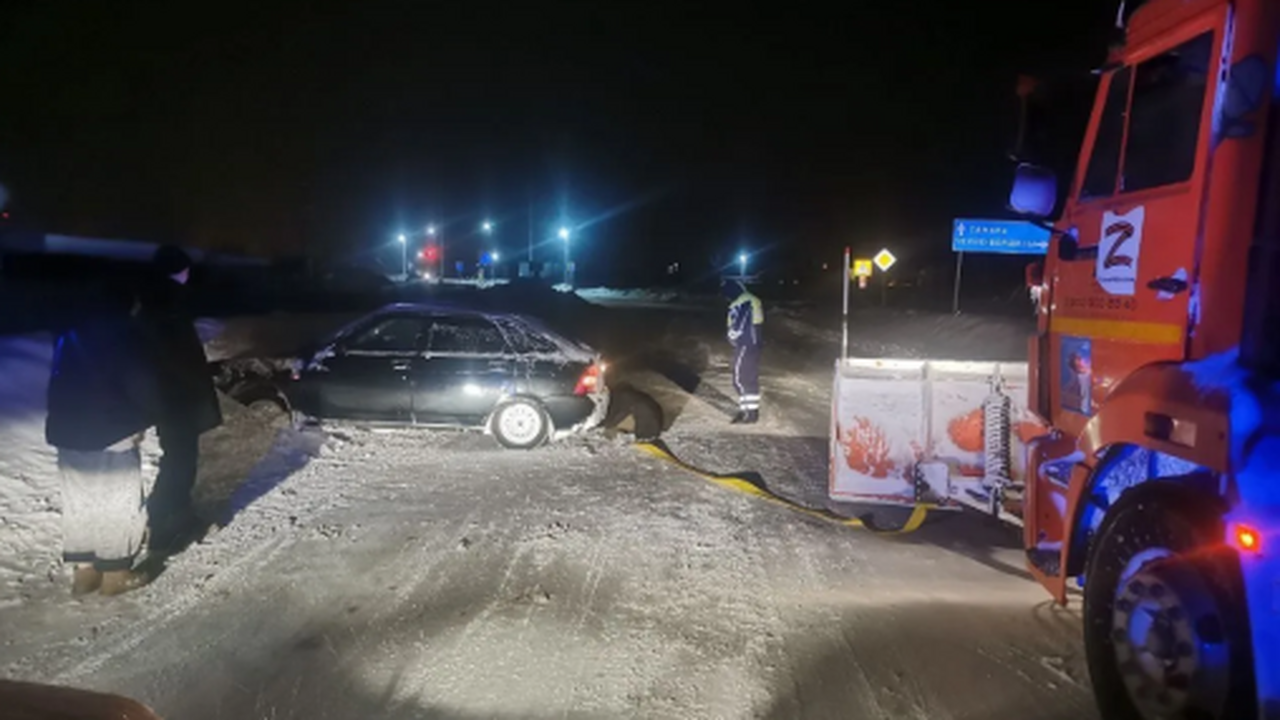К помощи сотрудники ГАИ привлекли дорожные службы