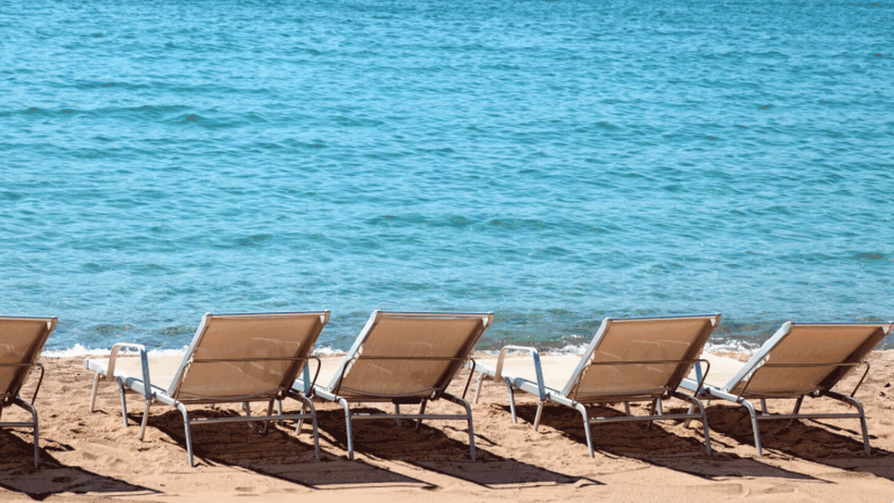 На 251 пляже Греции запретили лежаки и часть ин...
