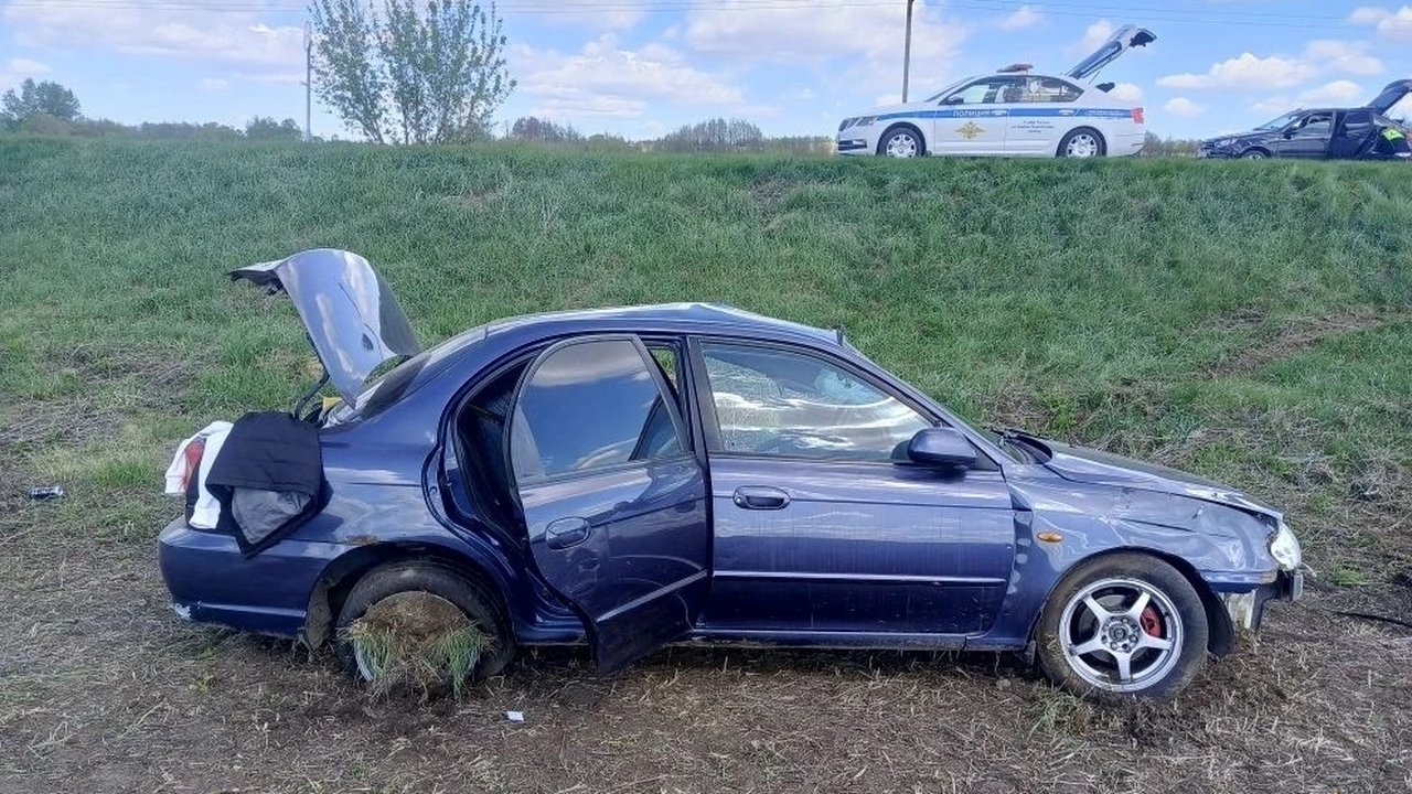 В Самарской области Kia Spectra с 18-летним водителем опрокинулась в кювет В пути следования водитель выехал на полосу вст...
