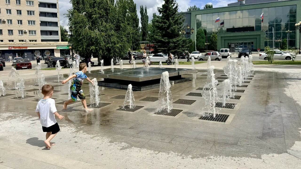 В Тольятти провели пробный пуск фонтана на Площади искусств Кроме восстановления фонтана, продолжается ремо...