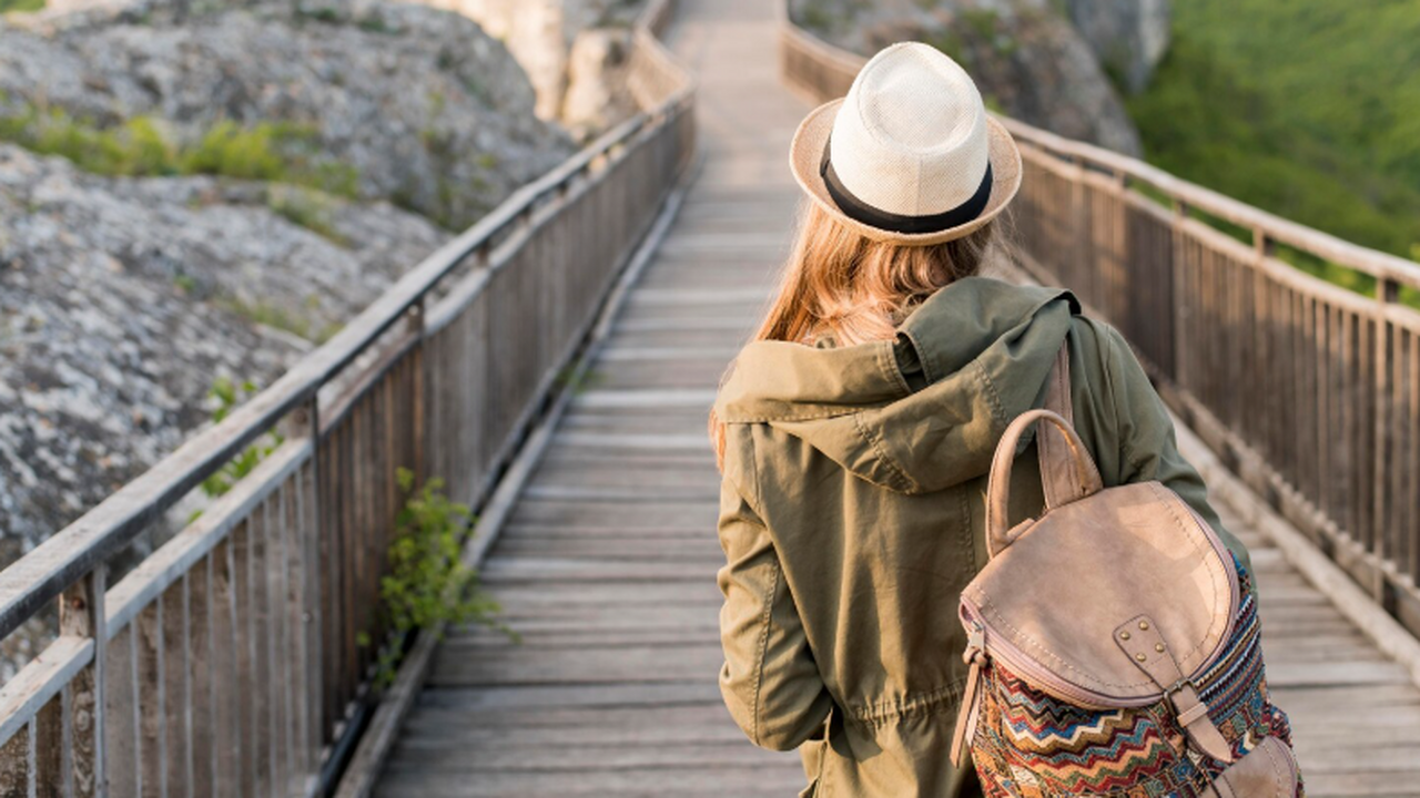 Доля туристов, путешествующих в одиночку, продо...