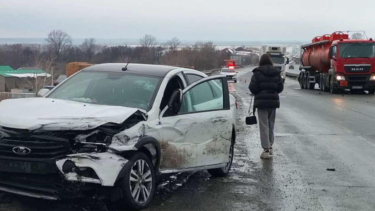 Под Самарой 10 января бензовоз MAN врезался в «...