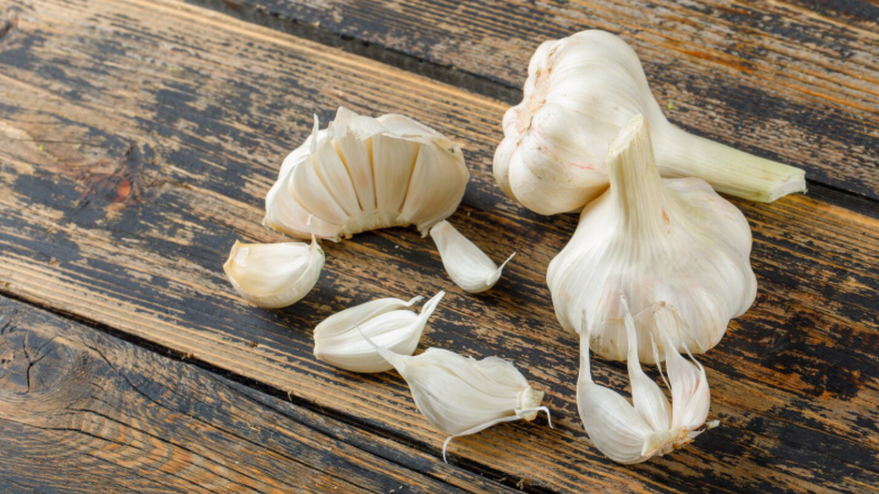 Врачи: безопасная норма чеснока — 1–2 зубчика в день Специалисты отмечают, что безопасное количество...