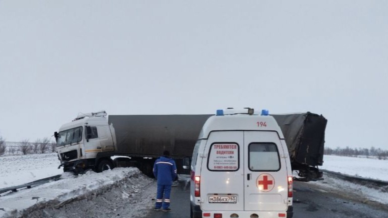 На трассе под Самарой столкнулись два грузовика...