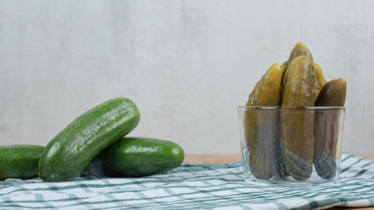 Посоветовали вкуснейший рецепт засолки хрустящих огурцов: простой и быстрый способ Посоветовали вкуснейший рецепт засолки хрустящи...