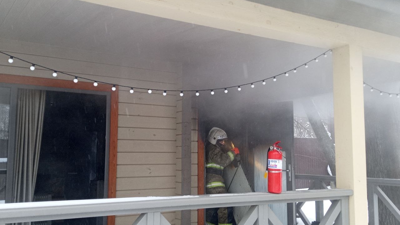 Пожарным удалось предотвратить распространение ...