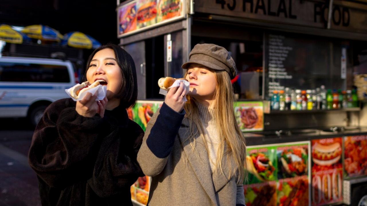 Туристы во Вьетнаме выбирают уличные блюда: све...