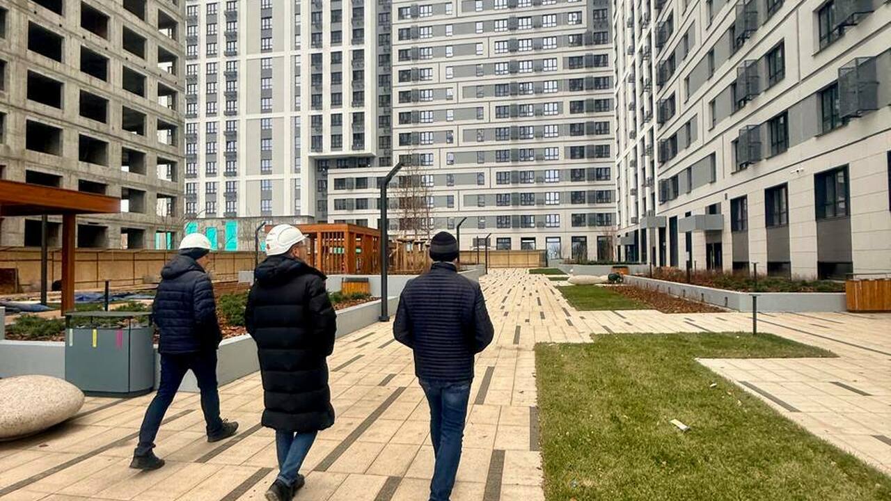 Фомин поставил приоритетом интересы горожан при застройке промзоны ЗИМ в Самаре Глава Минстроя проинспектировал ход работ на пл...