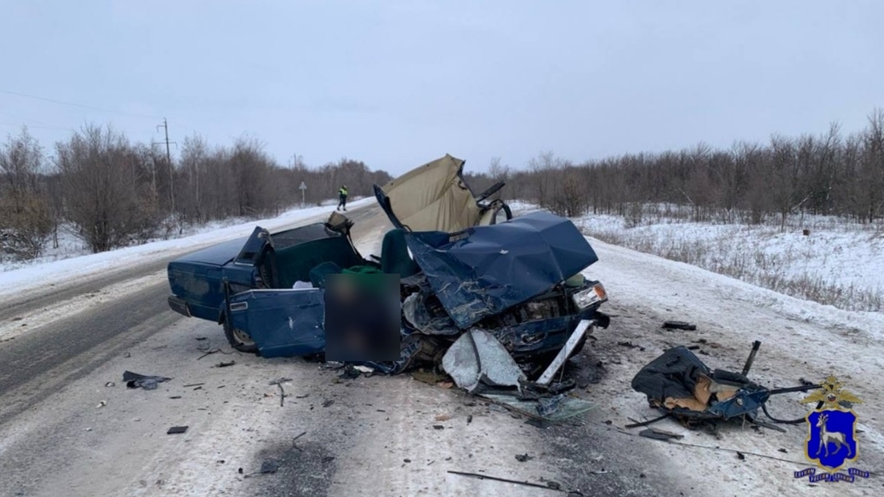 На трассе Самара-Волгоград после заноса фуры погибла 85-летняя женщина Фура столкнулась с ВАЗ-2107