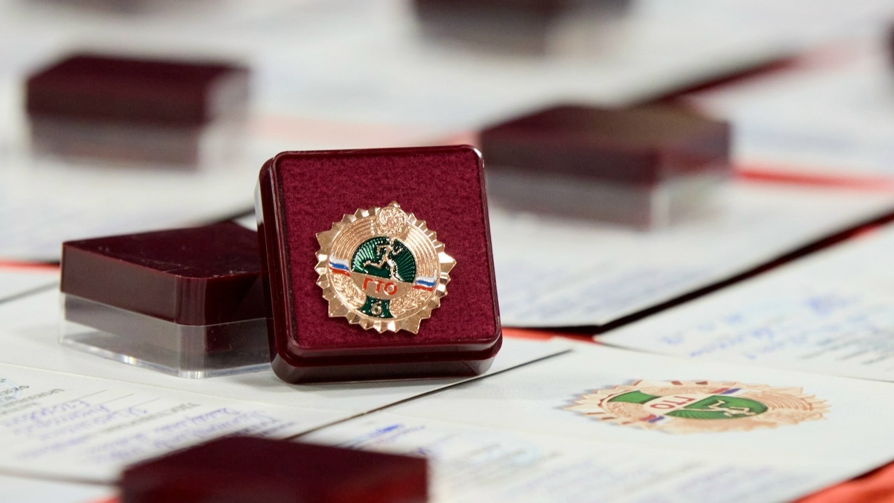 В 2025 году знака удостоились 64 000 жителей об...