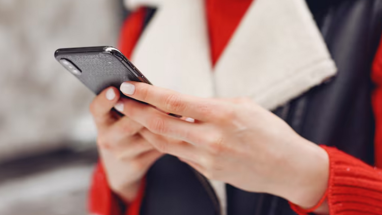 Встроенный шпион: мошенники отправляют пользователям заражённые смартфоны F6 сообщила о схеме с доставкой Android-устройс...