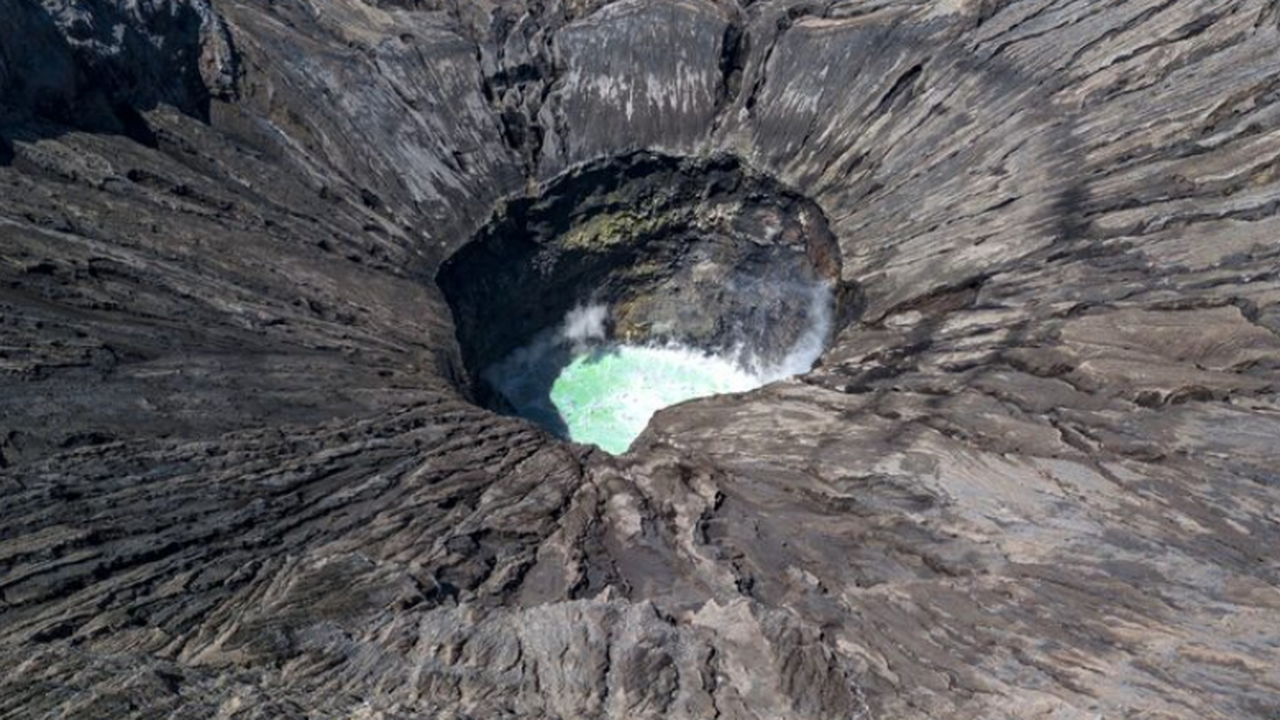 Кратер в Китае расширяет представления об ударах метеоритов по Земле Кратер Цзиньлинь диаметром 900 м, найденный в п...