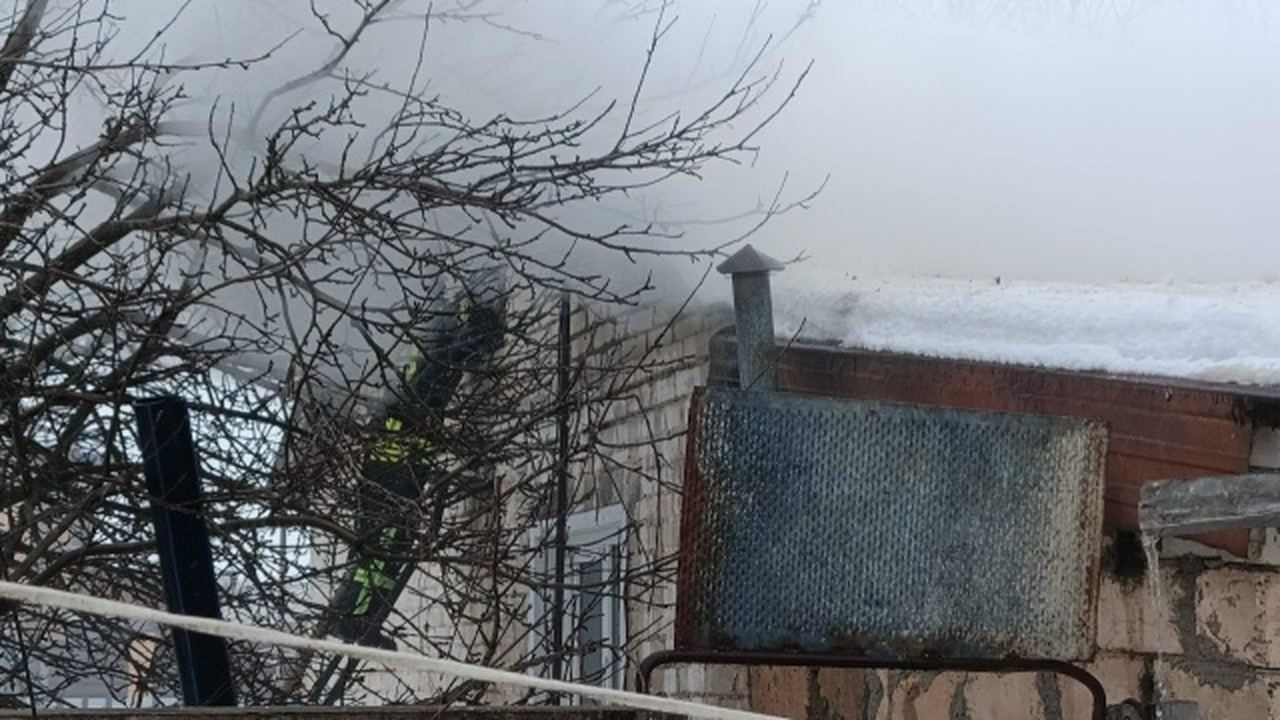 Пожар возник днем в пятницу, ведется расследование