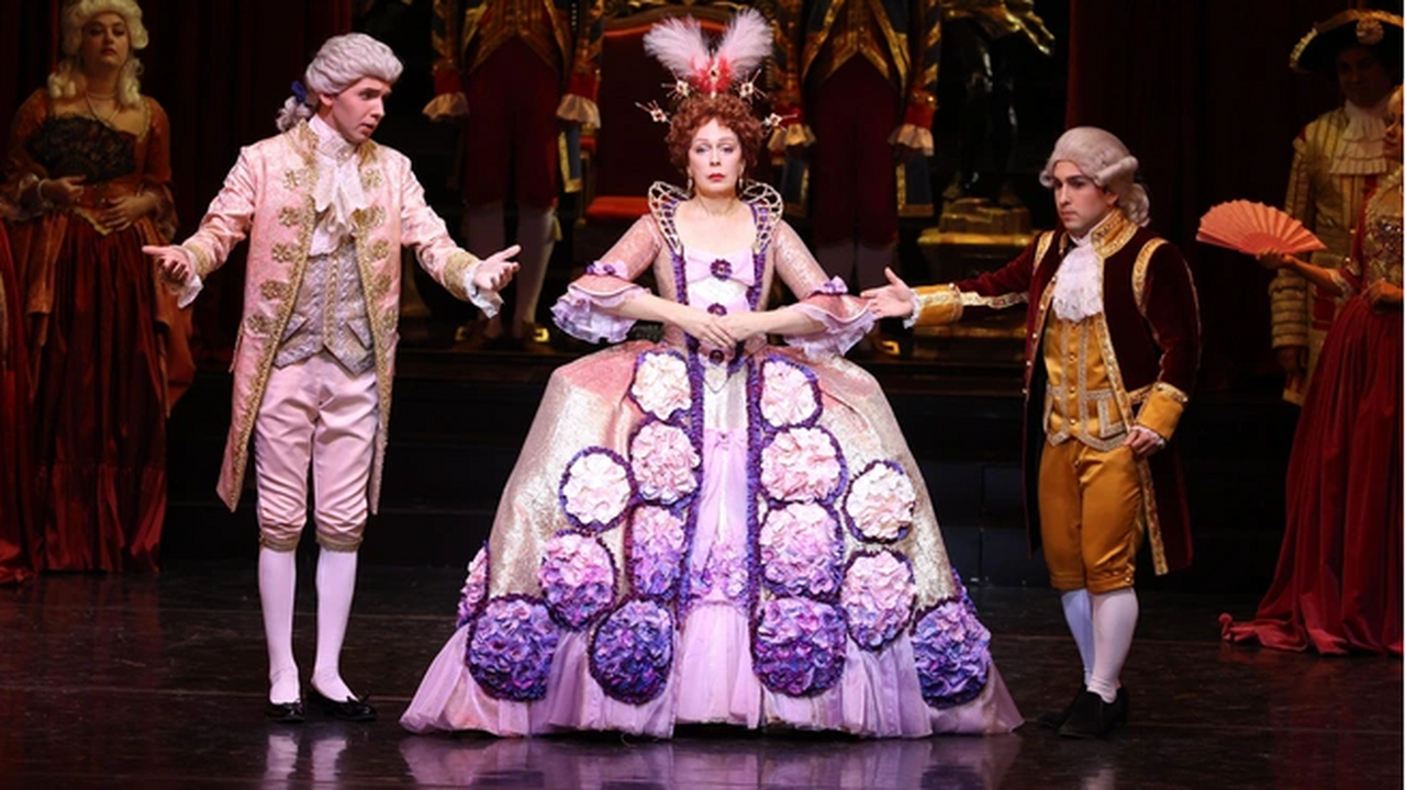 В самарском театре оперы и балета Ирина Янцева сыграла три роли за один вечер Театр представил новое прочтение "Сказок Гофмана"