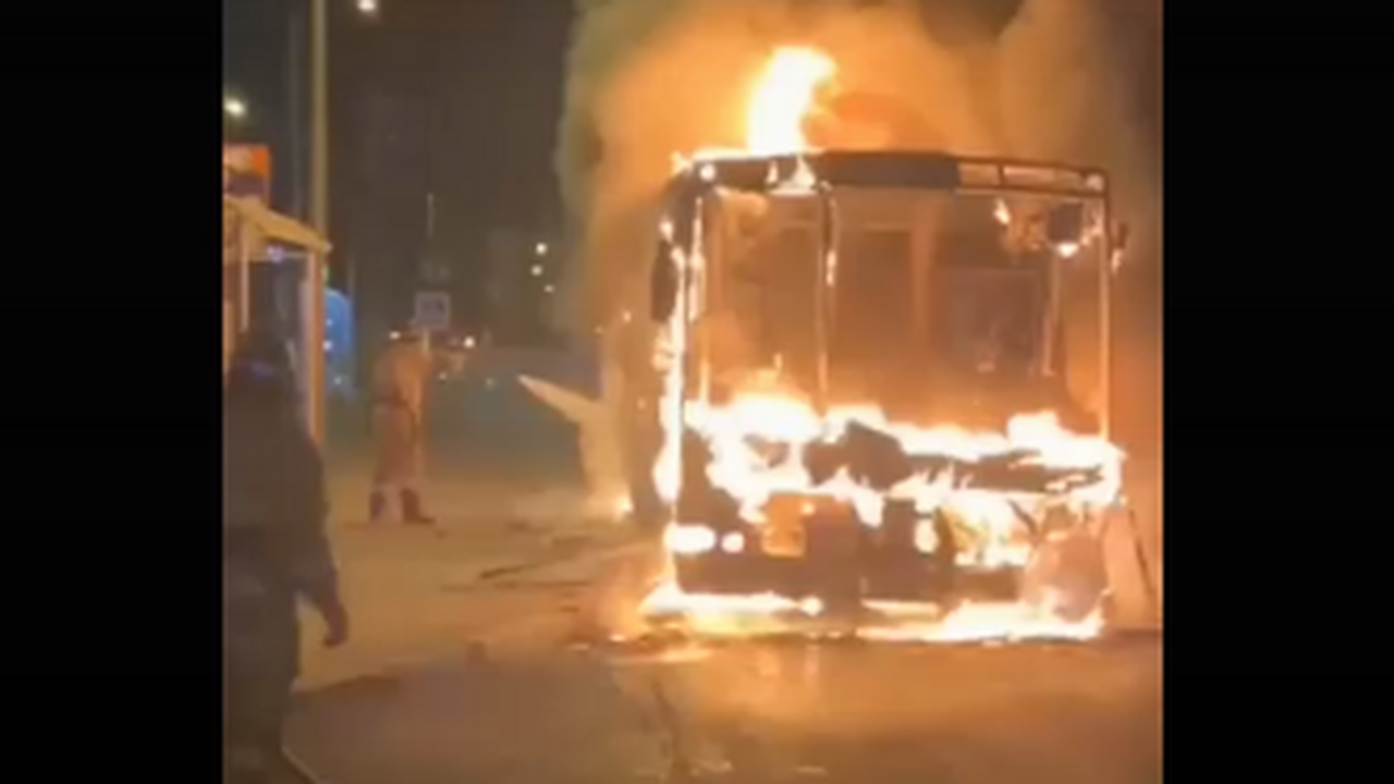 В Самаре экипаж автобуса покинул горящую машину на проспекте Кирова Прибывшим пожарным удалось оперативно ликвидиро...