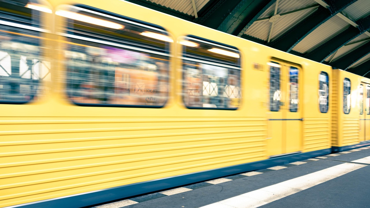 О планах запуска городской электрички сообщил в...