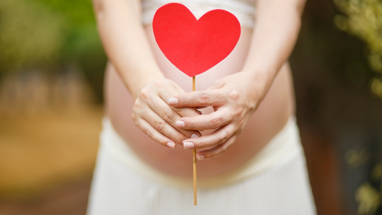 На поздних сроках беременности ребёнок различае...