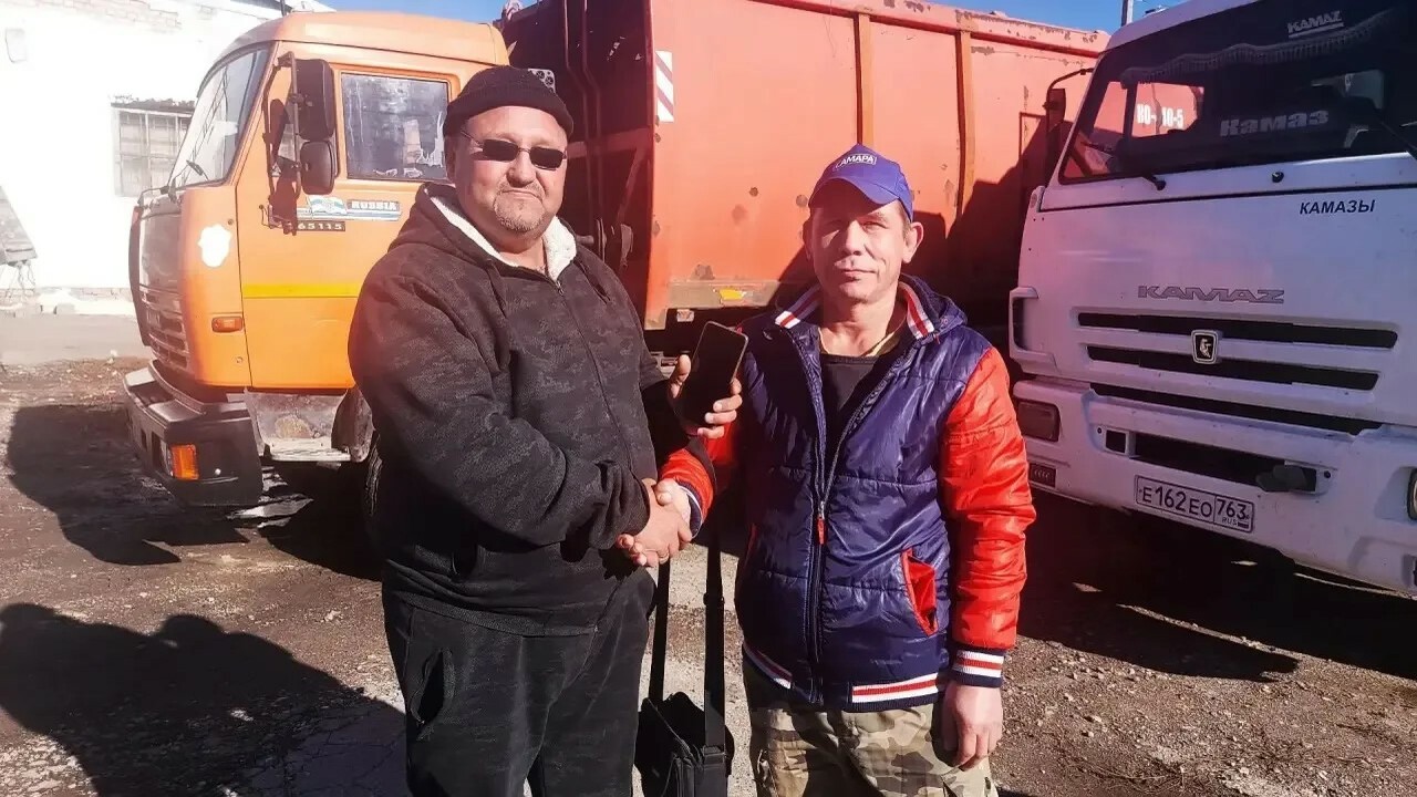 Звонок из мусорного бака: водитель мусоровоза вернул жителю потерянный телефон Сам водитель не считает свой поступок чем-то ос...