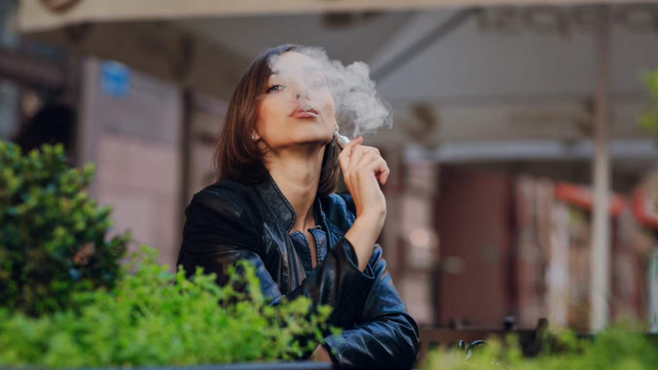 По  словам оториноларингологов, вейпинг приобре...