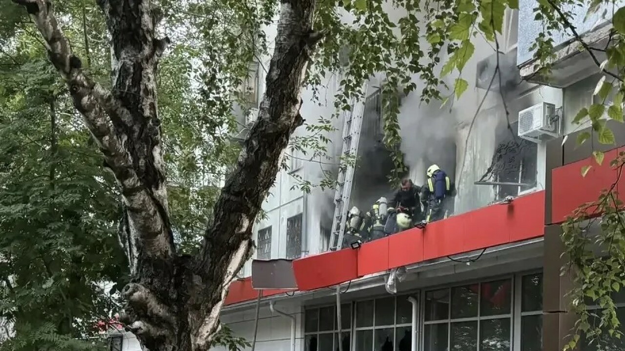 На месте продолжают работать следователи