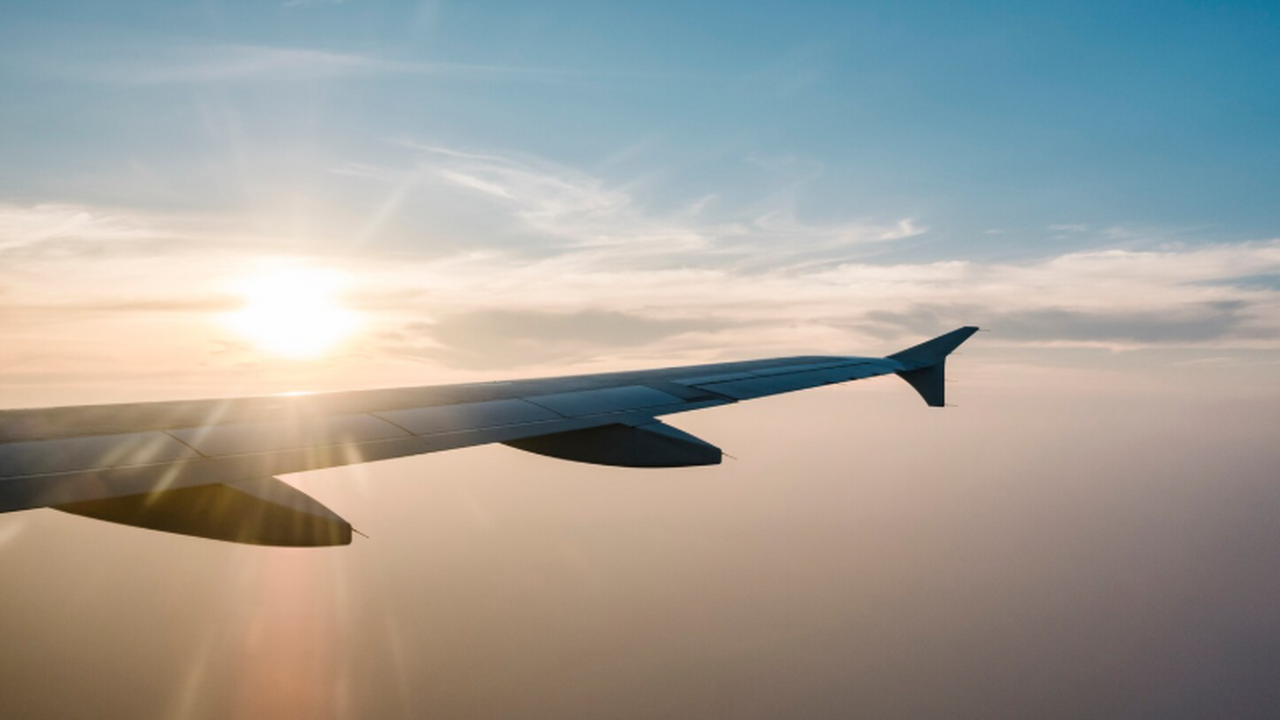 Отмена рейсов AZUR air привела к доплатам за ту...