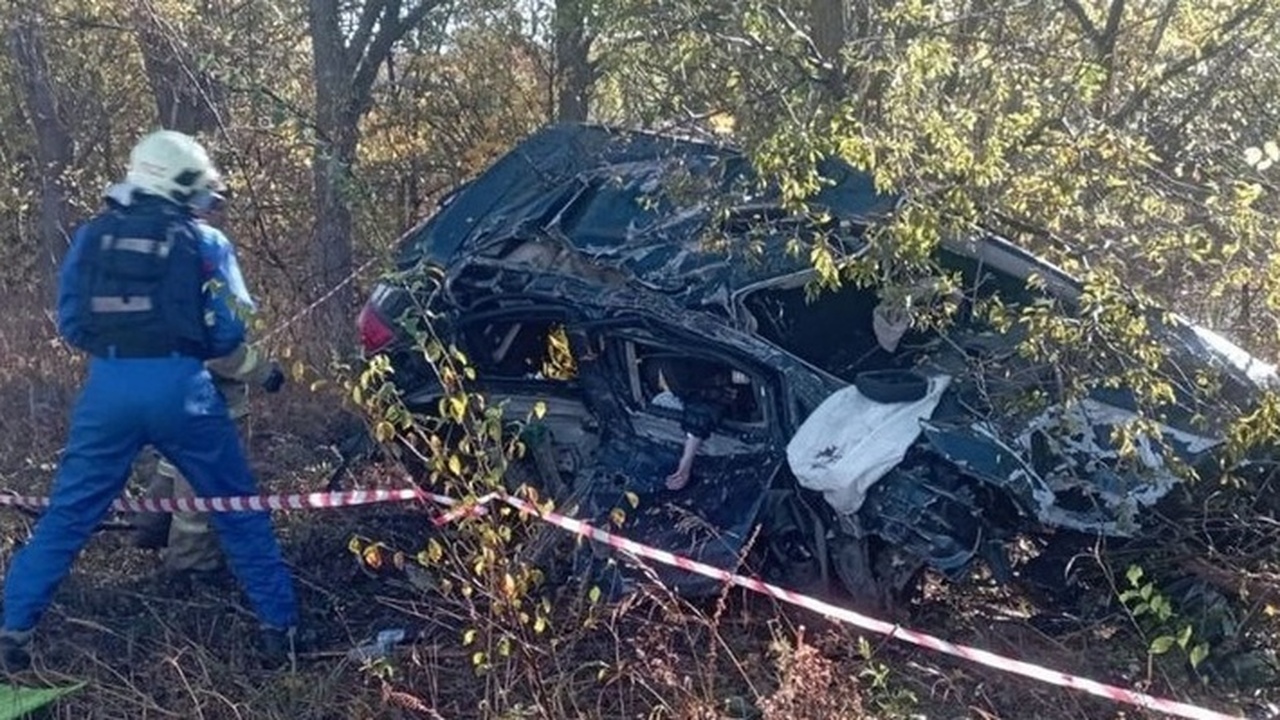 Opel по неизвестным пока причинам опрокинулся в...