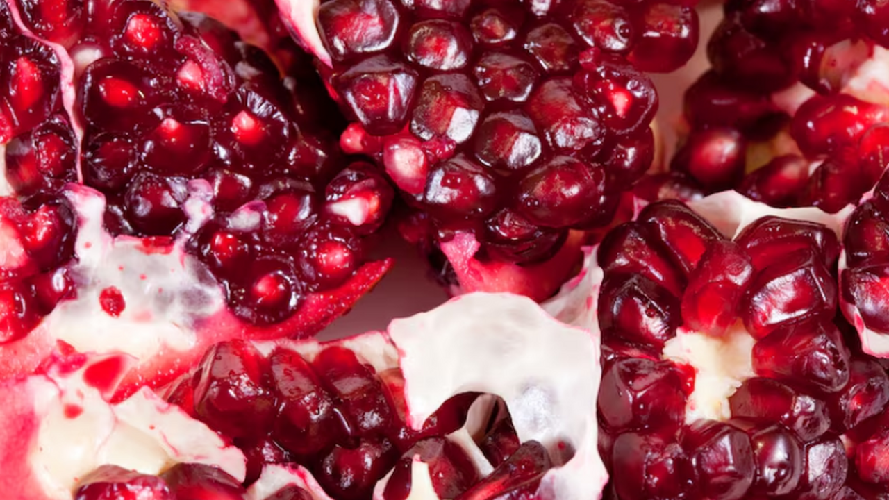 Гранат — источник витаминов C и B9, калия, магн...