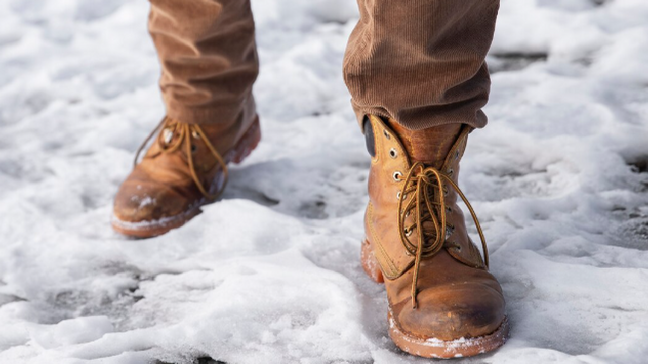Всего 3 мазка на подошву — и обувь не скользит даже в сильный гололед: лед превращается в асфальт Как сделать подошву нескользкой зимой из клея и...