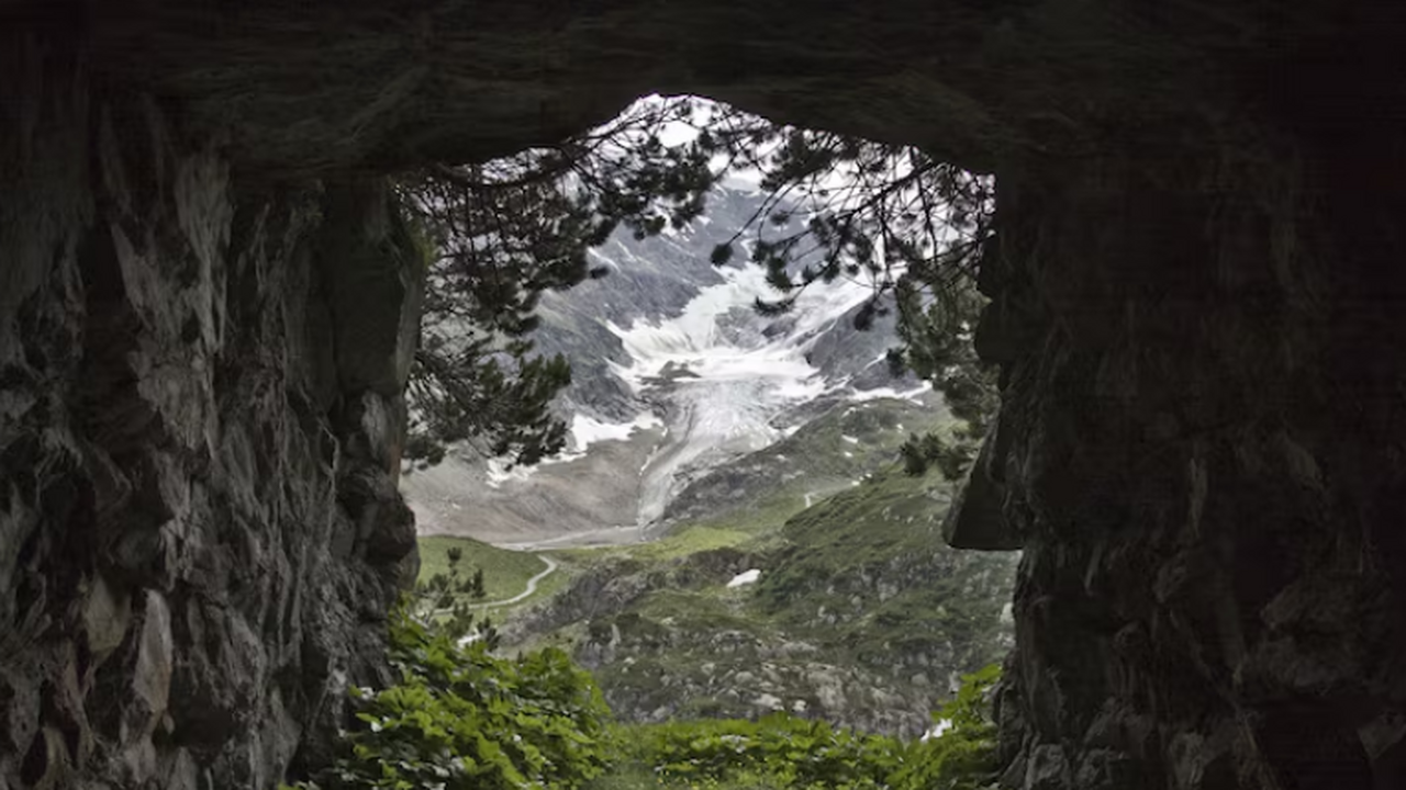 Учёные нашли на Кавказе следы контактов с древними жителями Прикаспия Археологи обнаружили в Кувинской пещере украшен...