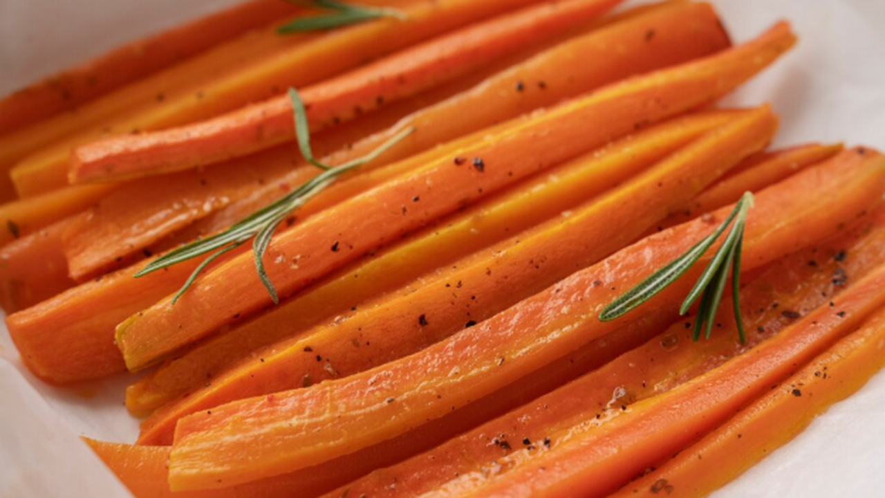 Морковь на салаты больше не варю: повар показал, как в их ресторане готовят морковь - намного вкуснее и проще Долго считал варёную морковь «по умолчанию» для...