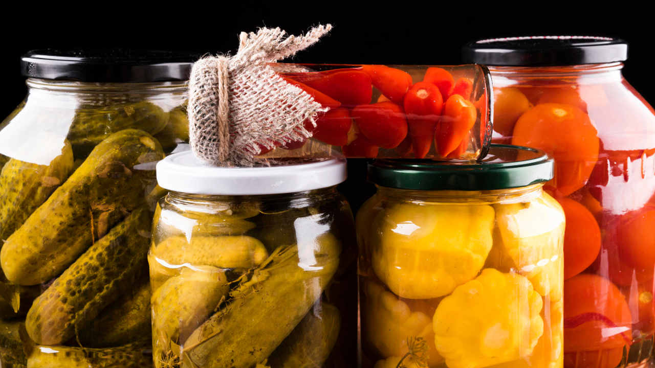 Появился вкуснейший рецепт засолки хрустящих огурцов: простой и быстрый способ Появился вкуснейший рецепт засолки хрустящих ог...