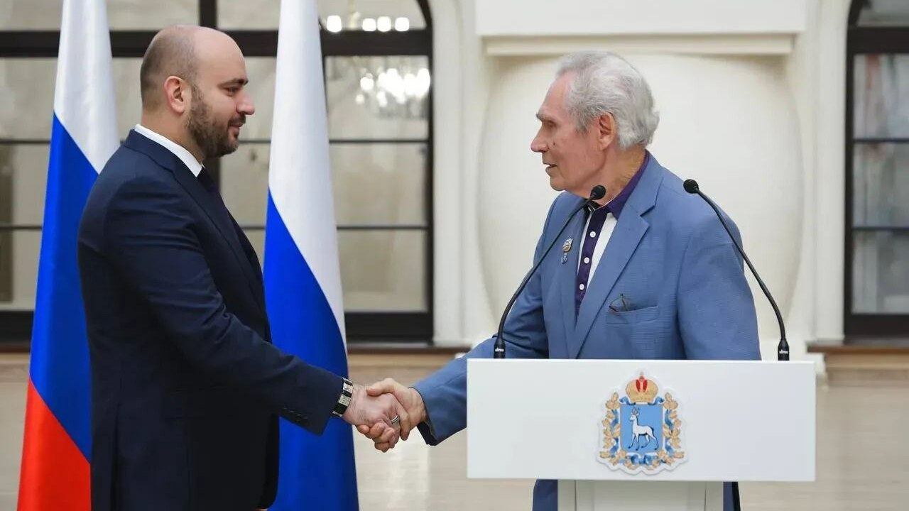 Губернатор Вячеслав Федорищев отметил наградами одних из лучших сотрудников отрасли дорожного хозяйства Губернатор Вячеслав Федорищев отметил наградами...